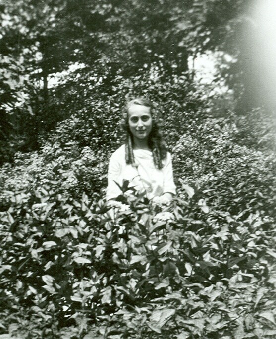 Josephine Esther "Estée" Mentzer, 1919.